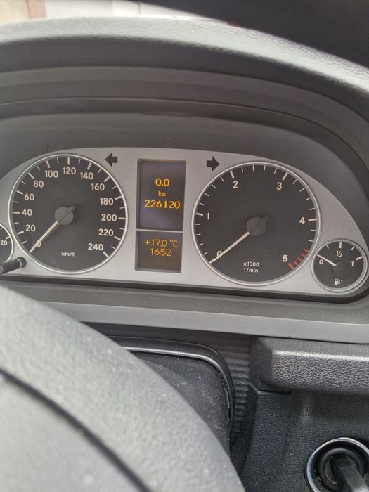 Mercedes-Benz B 180