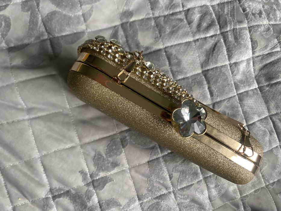 Продам золотистый модный клатч