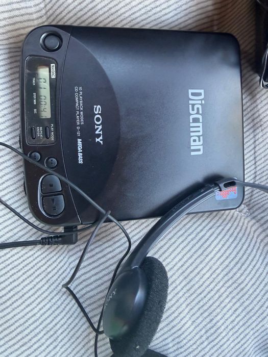 Sony D-121 Discman - Portable Mega Bass Compact Disc CD Playe