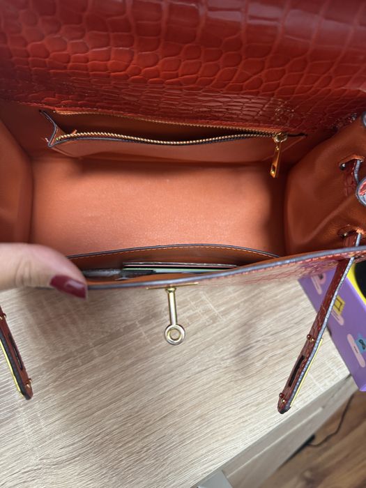 Красивого цвета яркая сумка