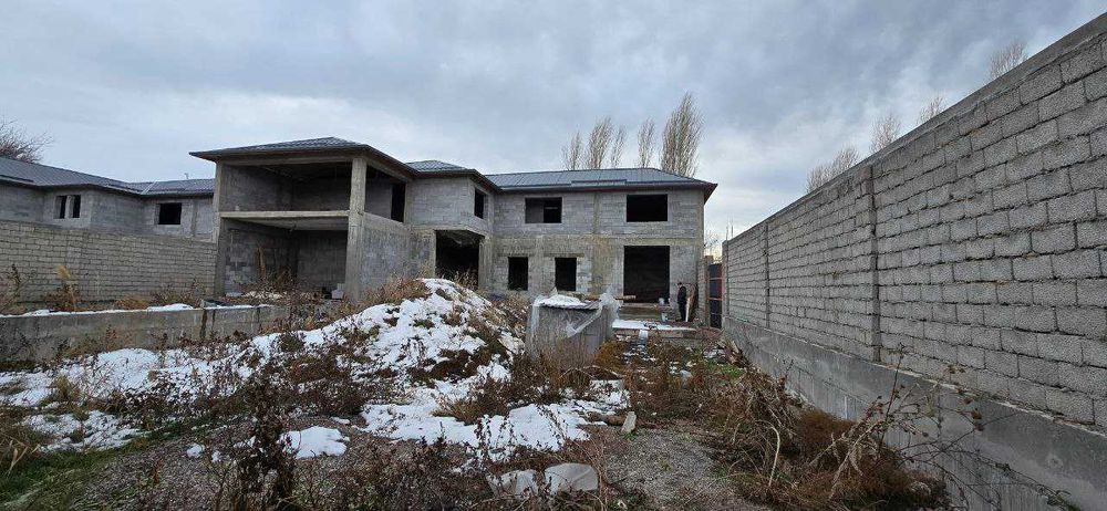 Bo'stonliq tumanida 10 sotix uy joy sotilad.