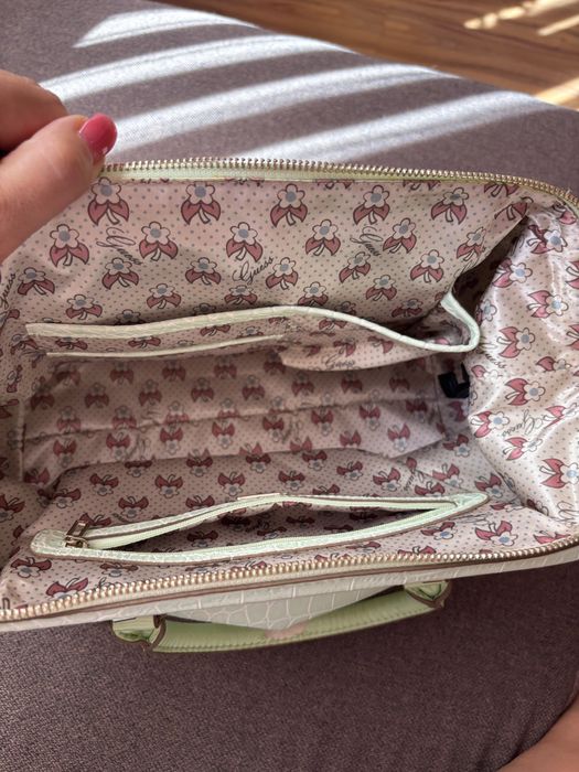 Дамска оригинална чанта на Guess