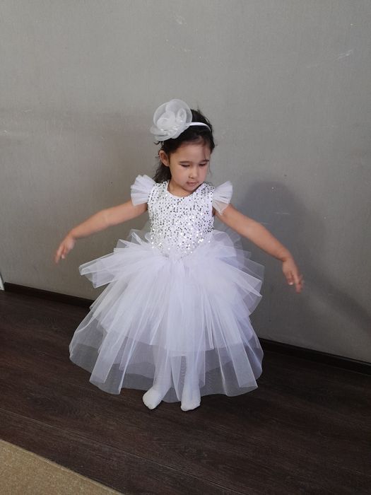 Белое платье для девочки на 8марта