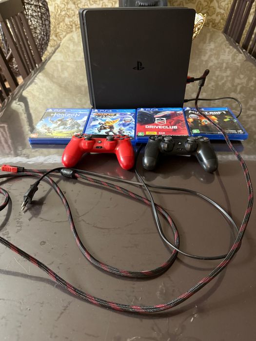 Sony PlayStation 4 Slim + 2 геймпада + 4 игры