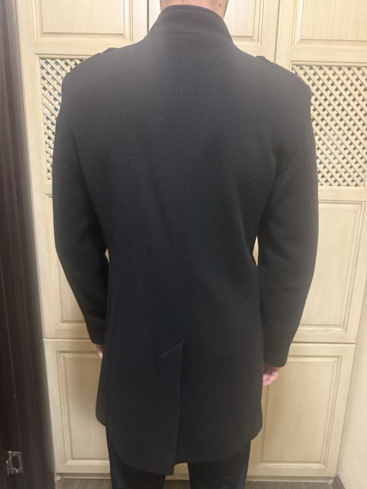 Стилно черно палто с нормални следи от употреба