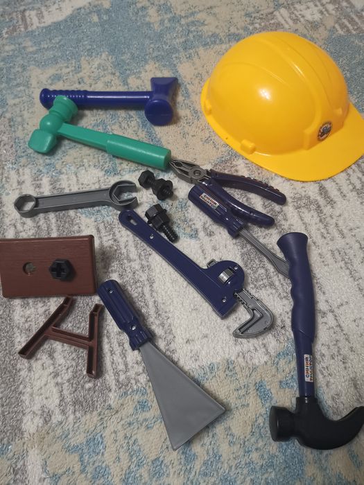 Продам игрушки:машинки, роботы