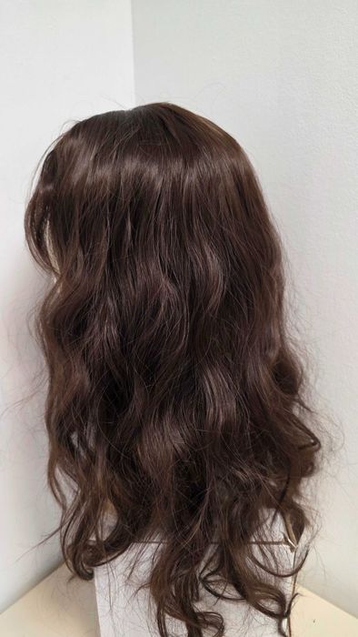 Perucă HAIRCUBE lungă ondulată șaten ciocolatiu, cărare naturală