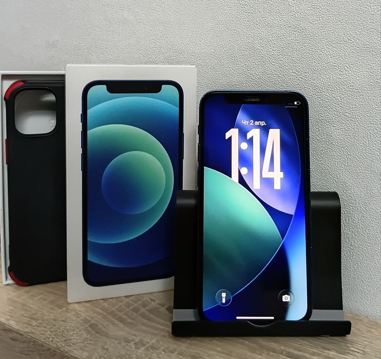 Iphone 12 Mini с документами.