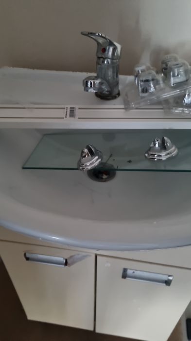 Donez chiuveta baie si oglinda