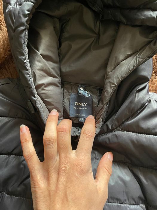 Черно дамско вталено зимно яке с качулка шушляково късо яке