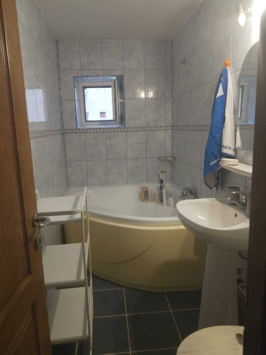 Particular inchiriez apartament 3 camere