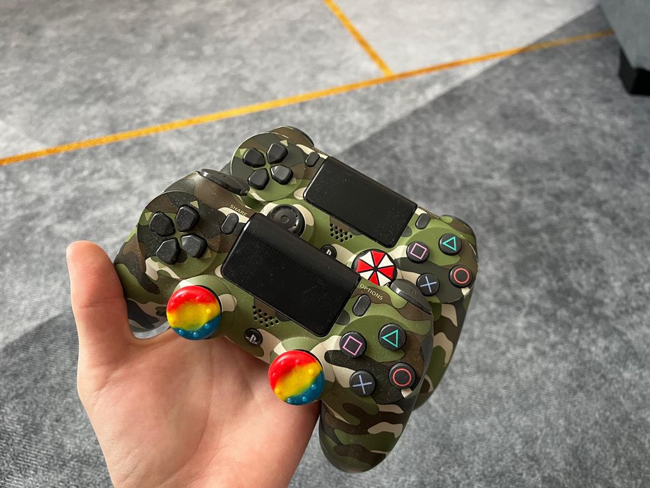 Продам PS4 pro в отличном состоянии