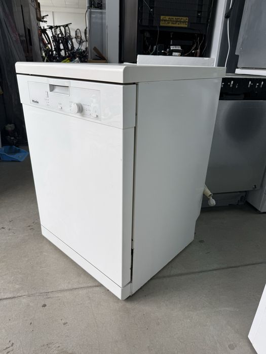 Свободно стояща съдомиялна MIELE 60/см с три кошници.