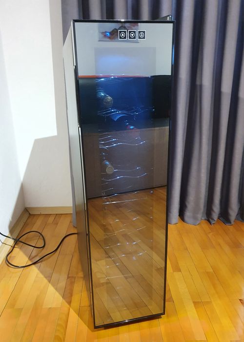 Frigider / vitrină de vinuri Amstyle, 18 sticle, 53 litrii