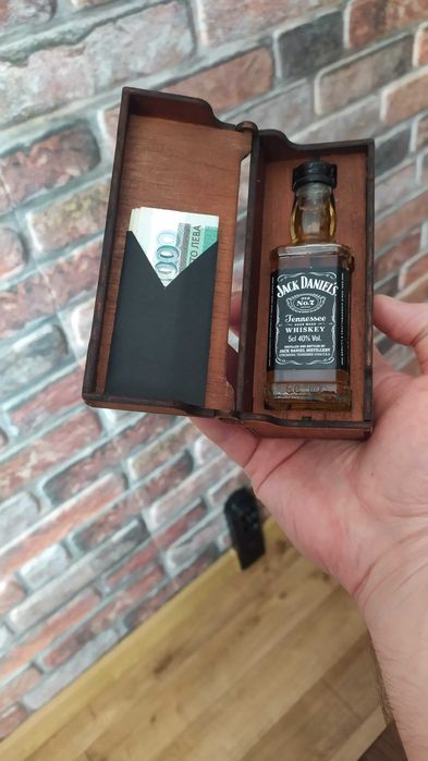 Лазерно изрязана декоративна кутийка за уиски Jack Daniels 50ml