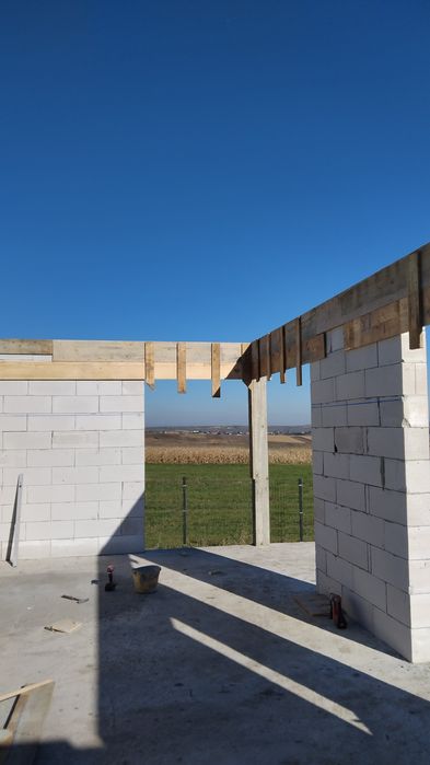 Echipa de construcții, case la roșu