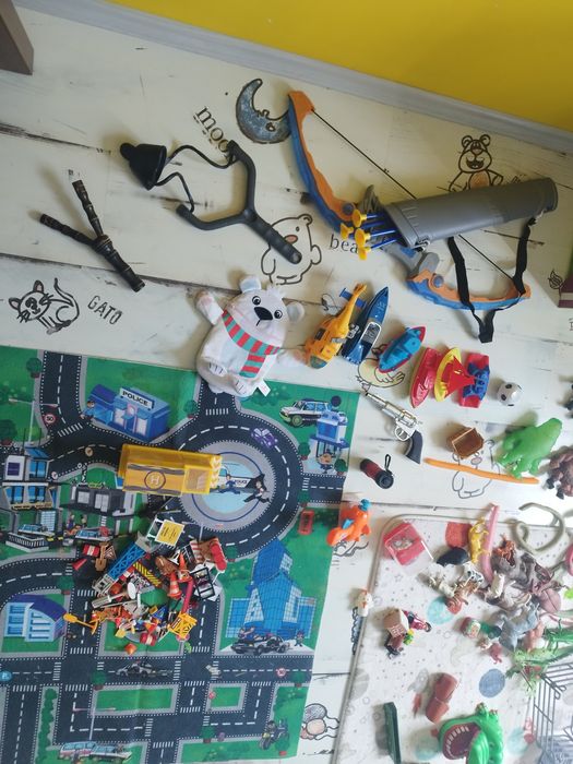 Играчки за деца и изкуствена елха