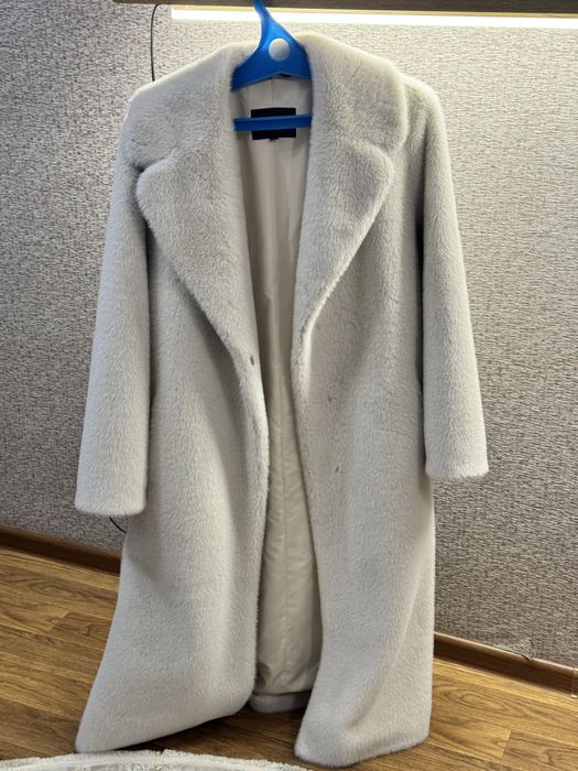 Шуба молочного цвета длинная