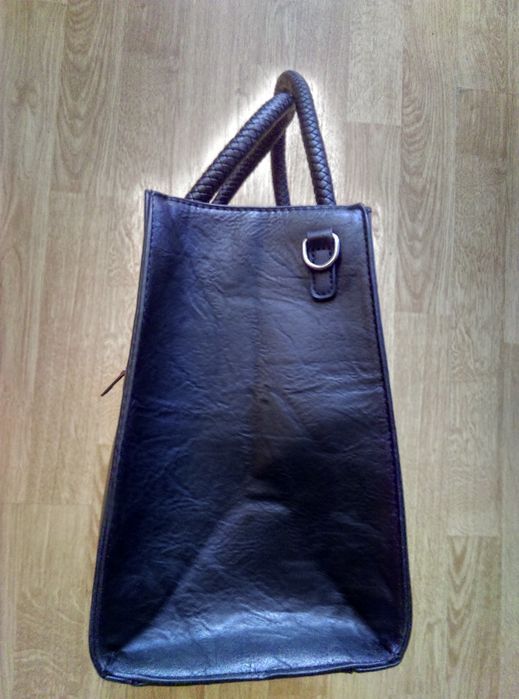 Geanta neagra cu mânere împletite