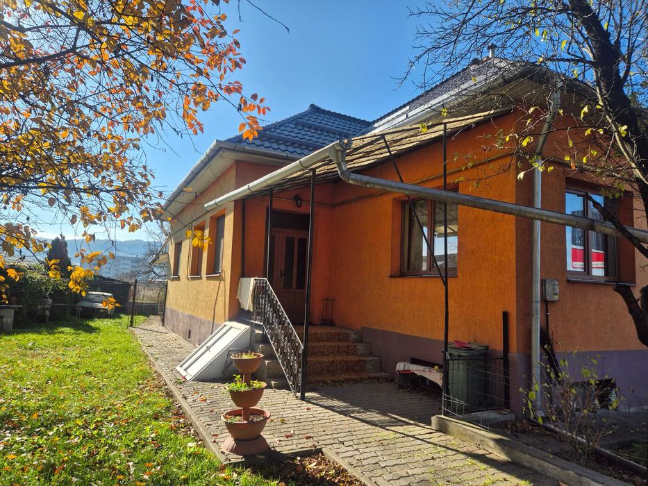 CASA DE VANZARE  in FLORESTI pe strada AVRAM IANCU c u teren 1580 MP
