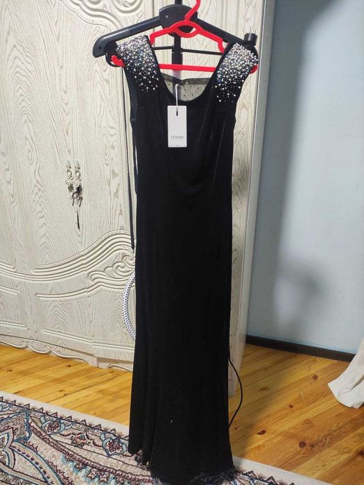 Вечернее платье с декольте