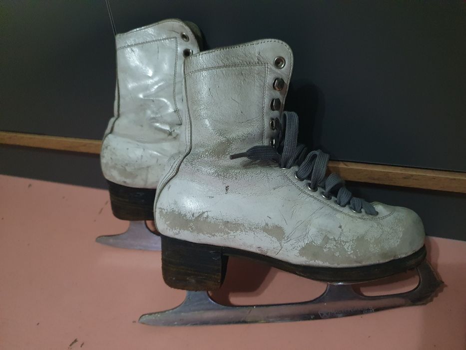 Продам коньки на девочку.