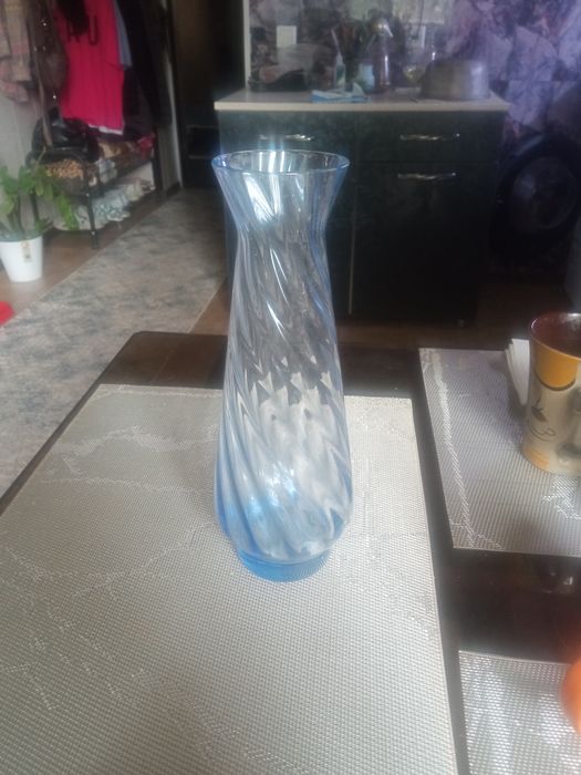 Вазы цветного стекла