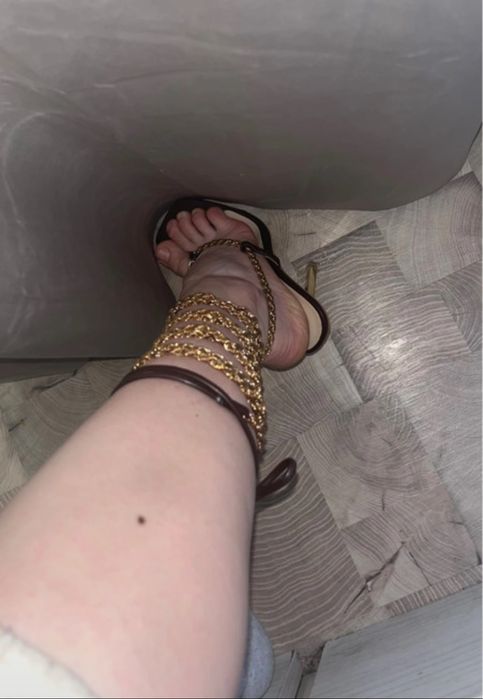 Sandale cu toc si lanț