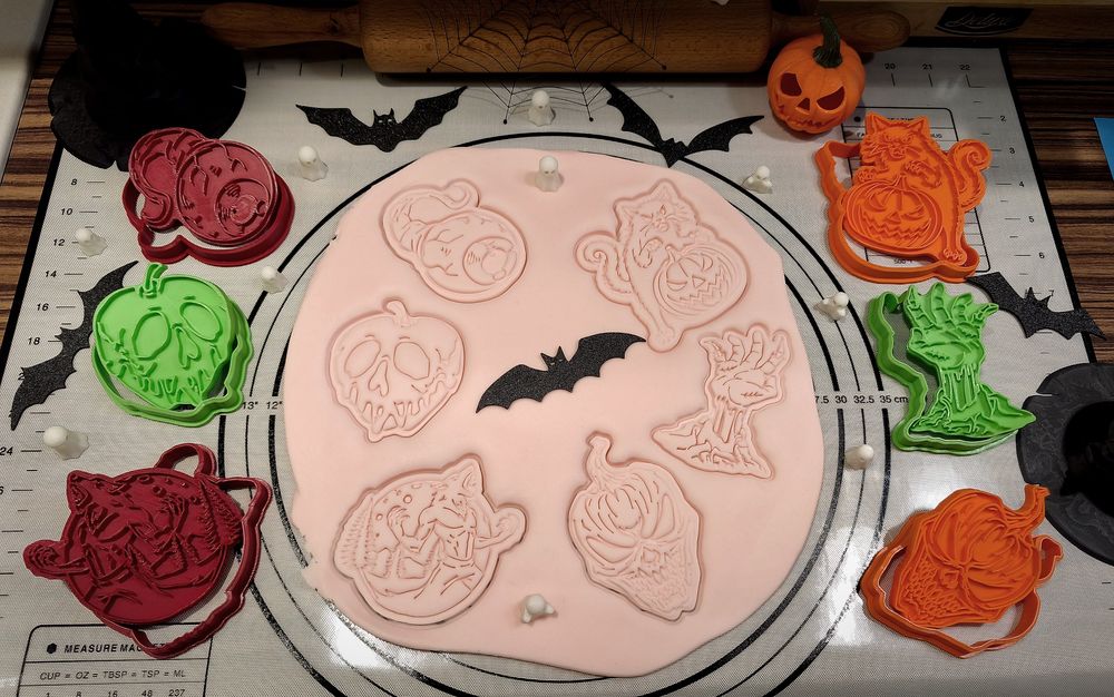 Резци, печати, топери и шаблони за сладкари – Craftonic