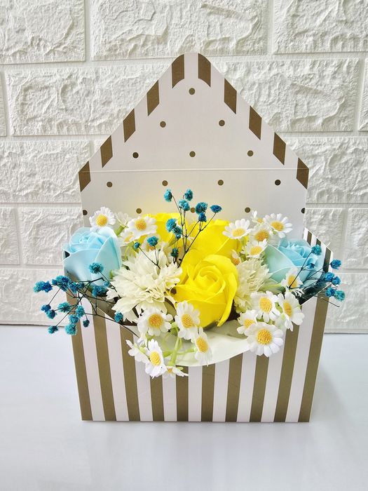 Аранжировка от сапунени рози и цветя