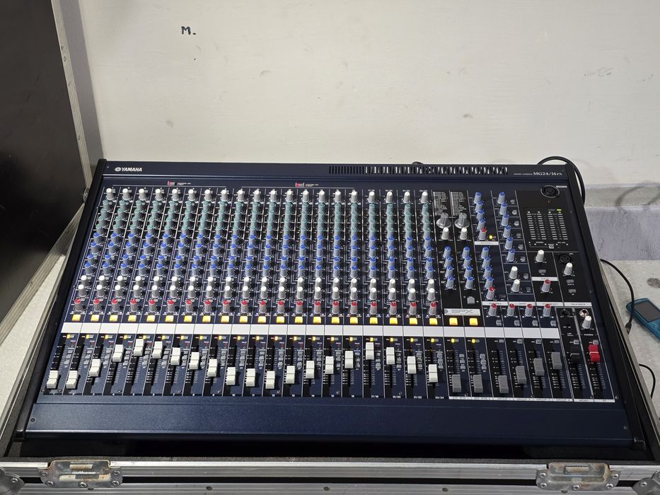 Mixer audio YAMAHA MG 24/14 FX ,cu efecte ,phantom 48v, case THON