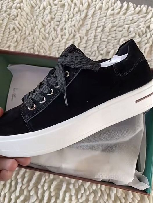 Женские кроссовки