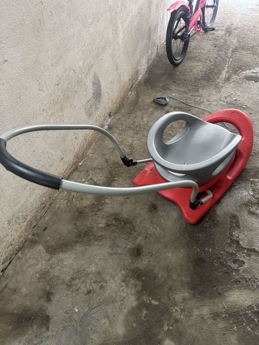 Бебешка шейна с дръжка за бутане - червена/сива (много запазена)