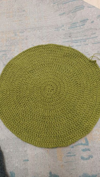 Вязанные кружки,разных размеров и цвета.