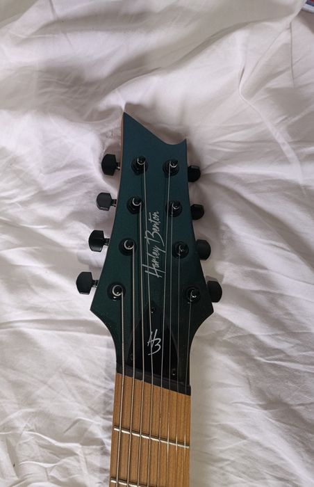8 corzi Baritone multiscale Harley Benton chitara electrica