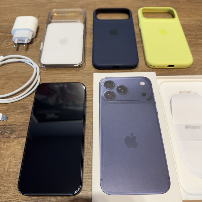 iPhone 17 Pro Max 256GB Deep Blue + оригинални калъфи и аксесоари