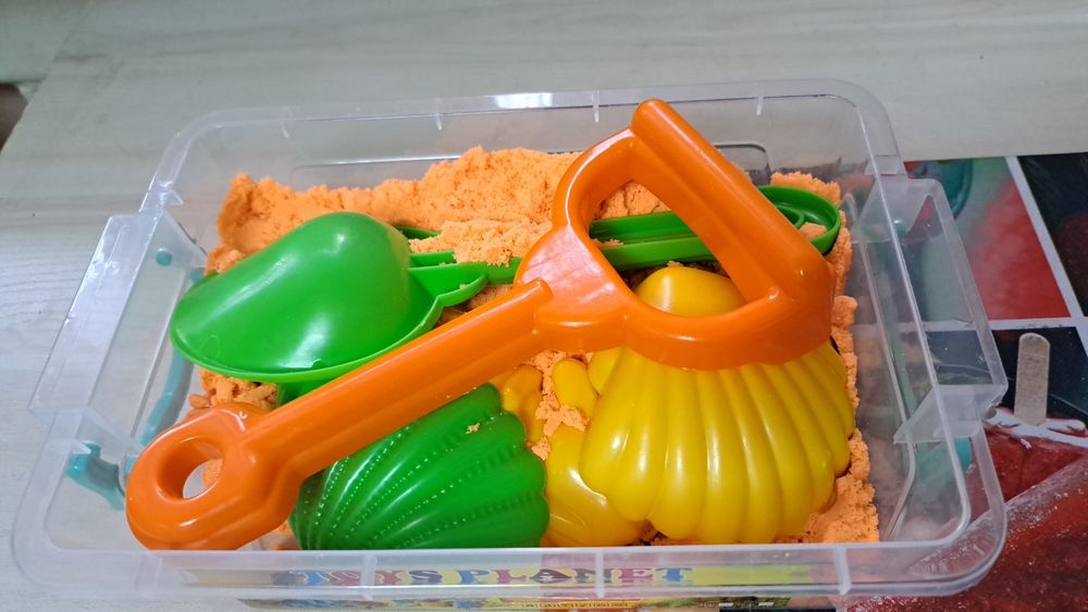 Детские игрушки новые и кинечиский песок