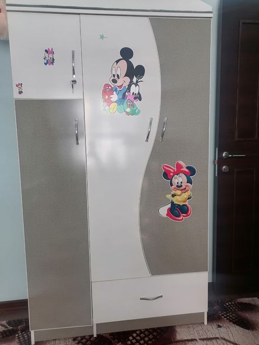 Кровать и шкаф хорошем состоянии