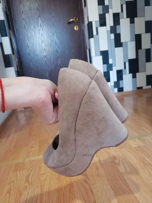 Vand pantofi cu platforma