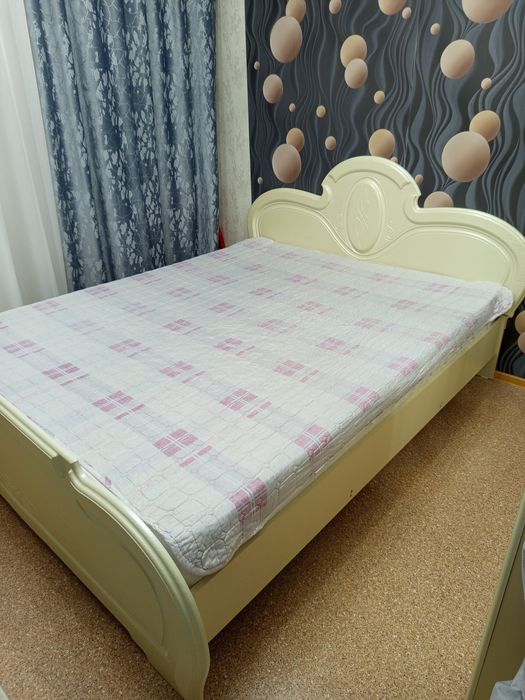 Продам кровать, комод, две тумбы