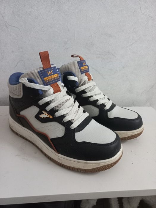 Зимний кроссовки сатылады.