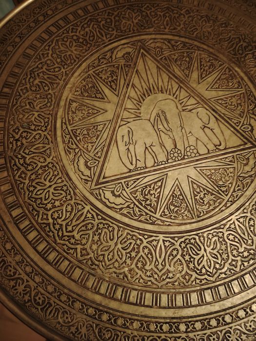 Superbă masa antica perioada anilor 1940.Stilul este o combinație între Secesiunea Vieneză și Art Deco, adesea cu influențe boeme sau orientale.
Origi