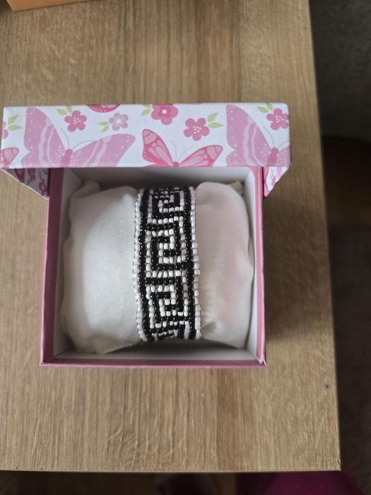 Ръчно изработени гривни за специални хора