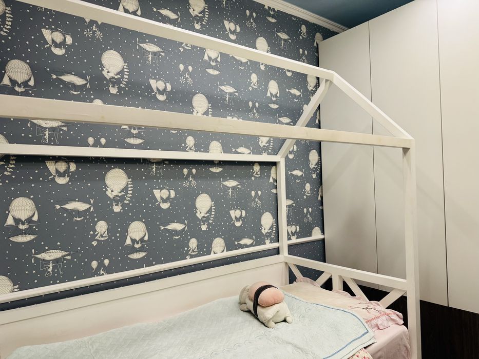 Кровать из натурального дерева