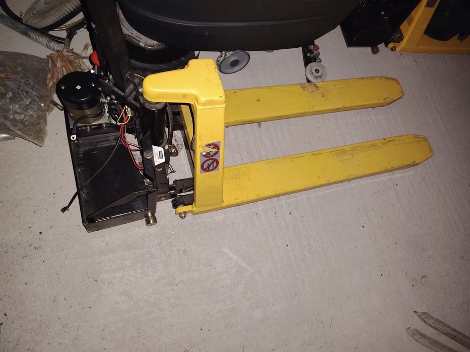 Elevator cu furci tip foarfece