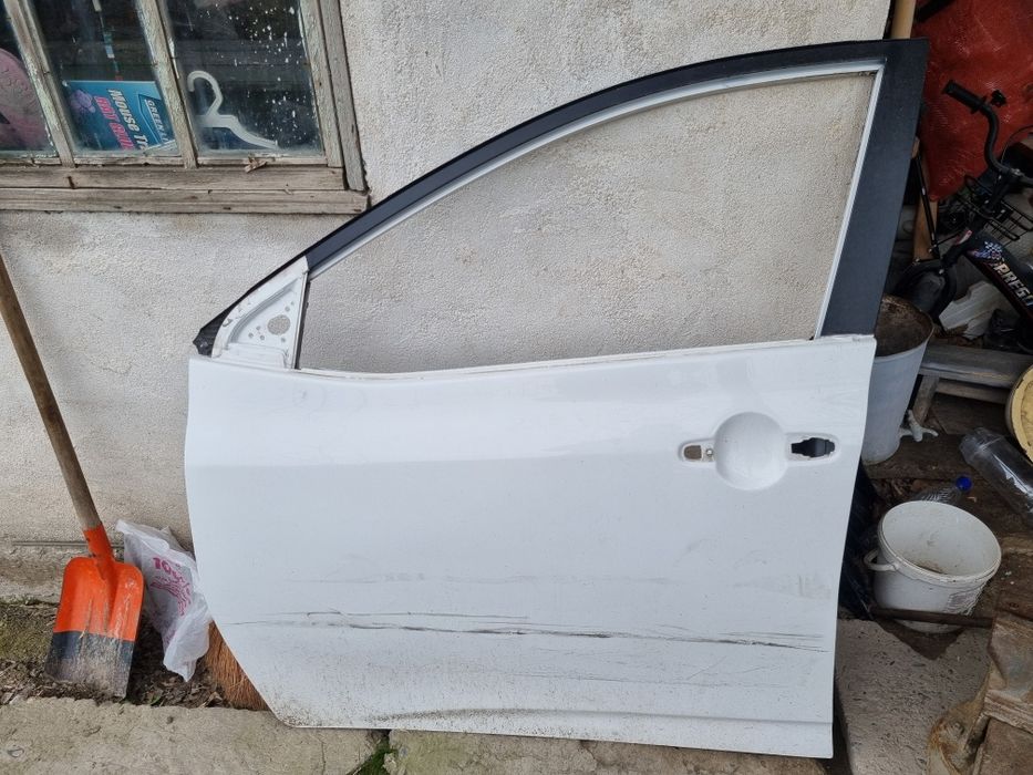 Дверь на Toyota Matrix