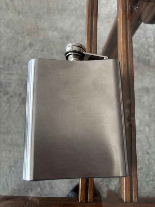 Метална бутилка за алкохол