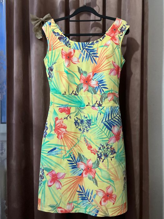 Rochie de vară galbenă cu imprimeu tropical
