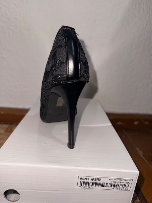 Черни токчета с дантела