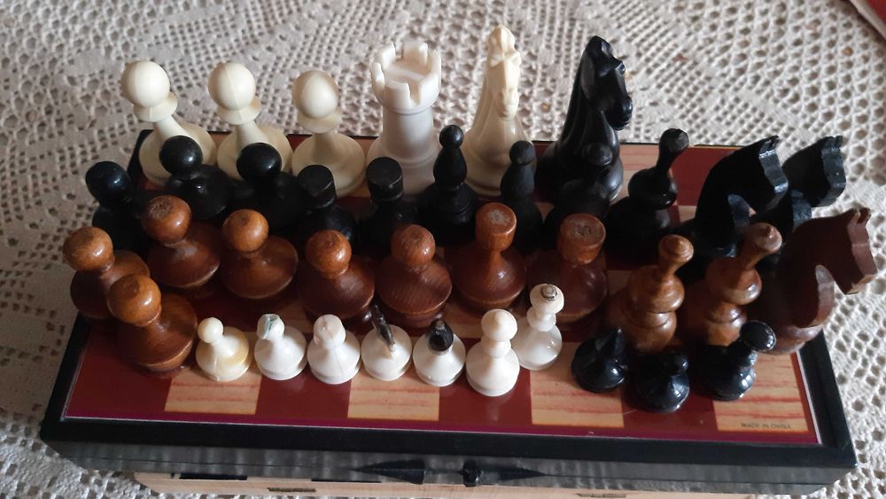 Фигури пулове зарове шах и  Табли  25/12 см 21/11 см 20/10см